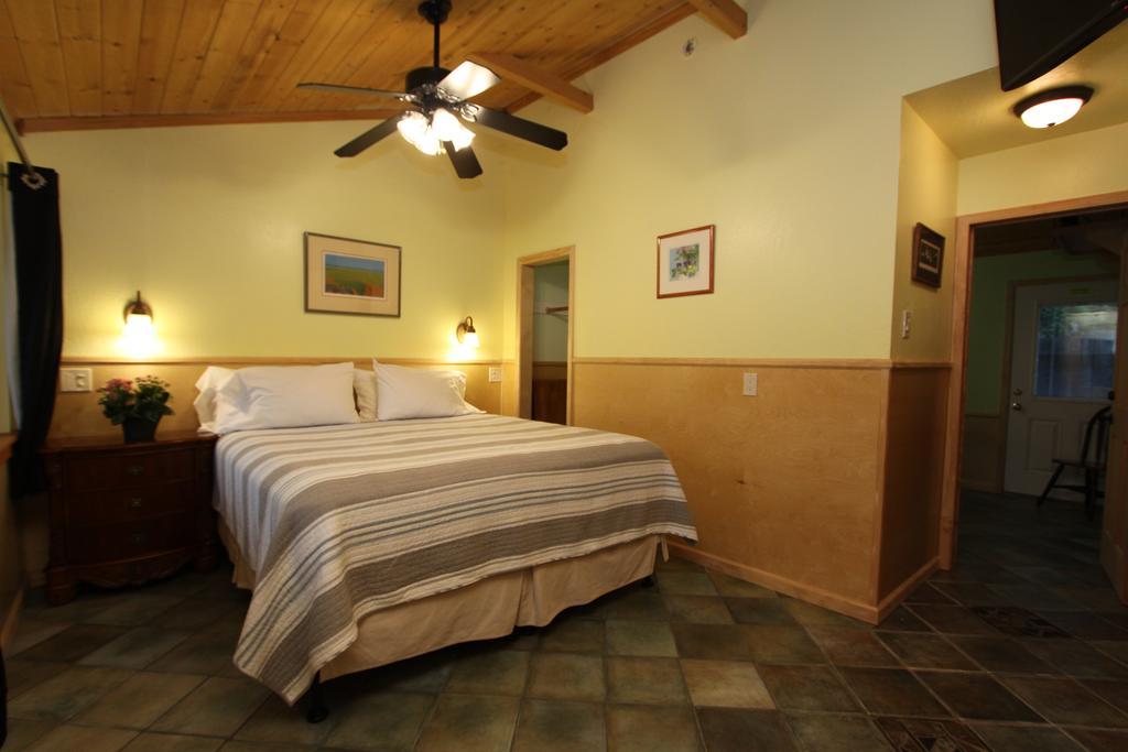 The Woods Hotel - Gay Lgbtq Cabins Guerneville Bagian luar foto