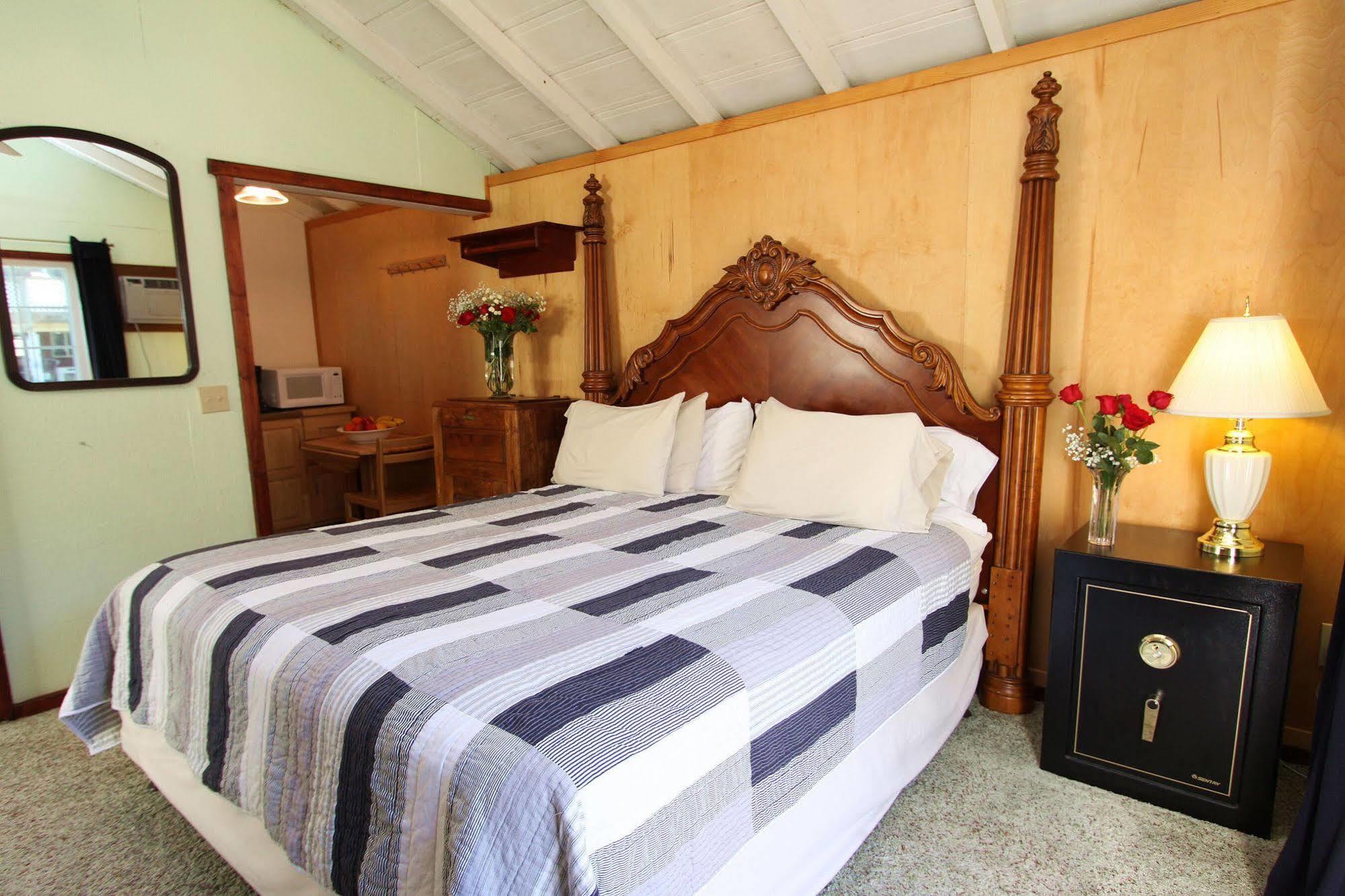 The Woods Hotel - Gay Lgbtq Cabins Guerneville Bagian luar foto